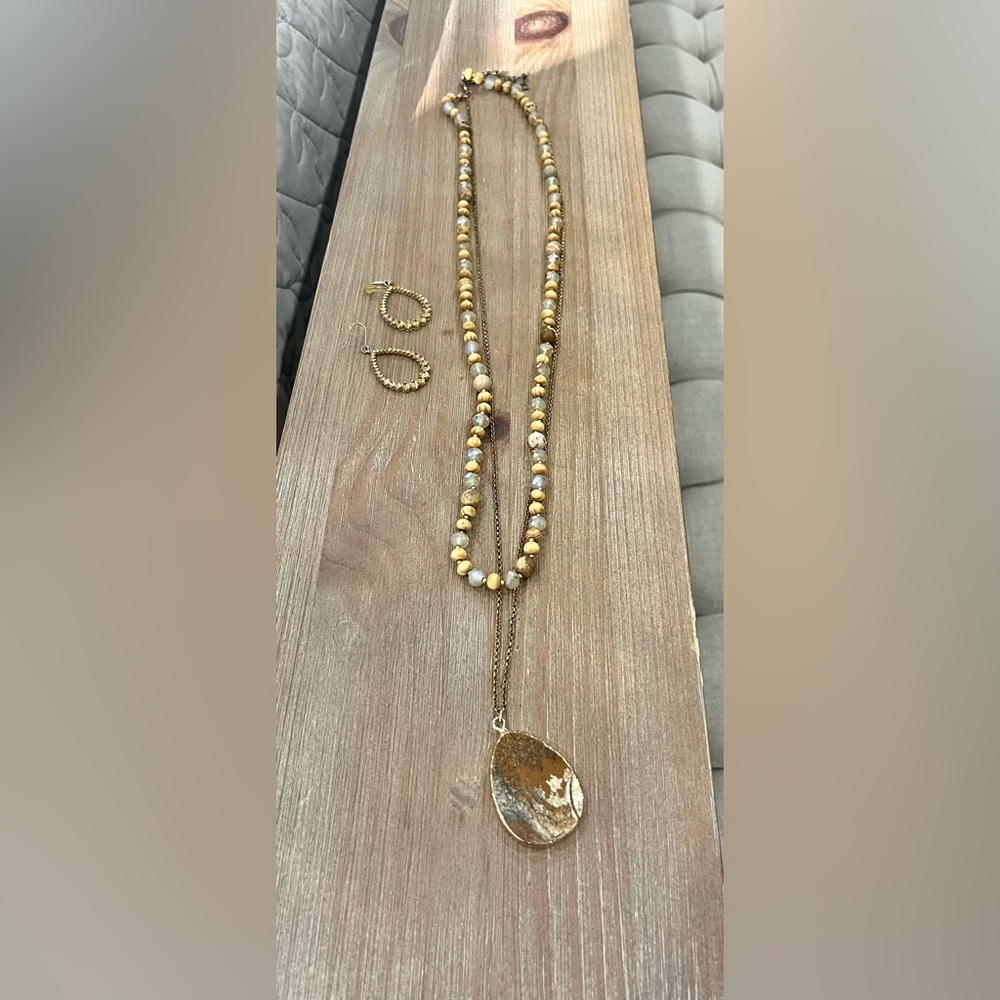 Elegant Gold and Cream Beaded Necklace Set